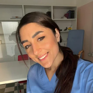Ana sorride in divisa azzurra nello studio dove riceve