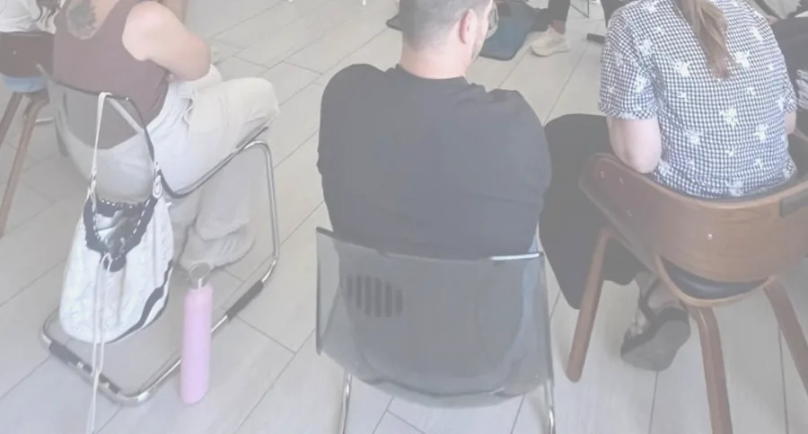 Genitori in cerchio durante un corso